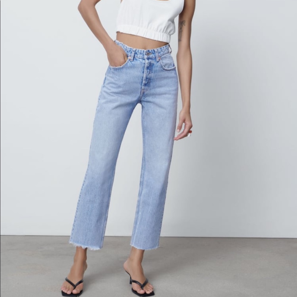 ZARA HI-RISE STRAIGHT LEG JEANS
LIGHT BLUE